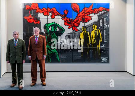 Londres, Royaume-Uni.13 octobre 2021.Gilbert & George (en face de Street Meet, 1982) sur le stand Thaddaeus Ropac avec une exposition sur le site : documenta '82 revisité, qui comprend des travaux de leur part à partir de 1982.Frieze Masters London 2021, Regents Park, Londres.Il couvre plusieurs milliers d'années d'art des plus grandes galeries modernes et historiques du monde.Les œuvres d'art vétées couvrant les antiquités, l'art asiatique, l'art ethnographique, les manuscrits illuminés, médiéval,Moderne et d'après-guerre, anciens maîtres et XIXe siècle, photographie et sculpture.La foire est ouverte au public le 14-18 octobre.Crédit : Guy Bell/Alay Live ne Banque D'Images