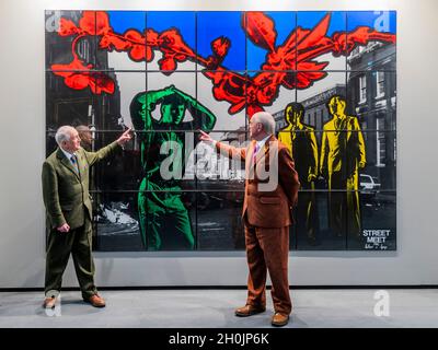Londres, Royaume-Uni.13 octobre 2021.Gilbert & George (en face de Street Meet, 1982) sur le stand Thaddaeus Ropac avec une exposition sur le site : documenta '82 revisité, qui comprend des travaux de leur part à partir de 1982.Frieze Masters London 2021, Regents Park, Londres.Il couvre plusieurs milliers d'années d'art des plus grandes galeries modernes et historiques du monde.Les œuvres d'art vétées couvrant les antiquités, l'art asiatique, l'art ethnographique, les manuscrits illuminés, médiéval,Moderne et d'après-guerre, anciens maîtres et XIXe siècle, photographie et sculpture.La foire est ouverte au public le 14-18 octobre.Crédit : Guy Bell/Alay Live ne Banque D'Images