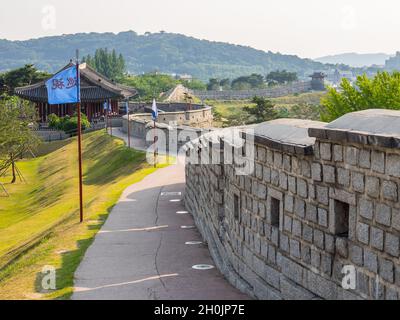 Suwon, Corée du Sud - 19 juin 2017 : Forteresse de Hwaseong ou Suwon Hwaseong dans le centre de Suwon. Banque D'Images