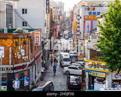 Suwon, Corée du Sud - 19 juin 2017 : personnes marchant dans une rue près de la forteresse de Suwon Hwaseong. Banque D'Images