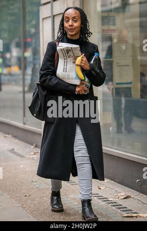 Semhar Tefagiorgis arrive au Central London Employment Tribunal, Victory House, Londres, où elle poursuit le Mayfair Gaming club Aspinal.Date de la photo: Mercredi 13 octobre 2021. Banque D'Images