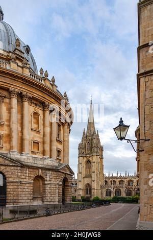 L'église universitaire de Sainte Marie la Vierge à Radcliffe Square dans la ville d'Oxford, Angleterre.Le bâtiment sur la gauche est la caméra Radcliffe, un pa Banque D'Images
