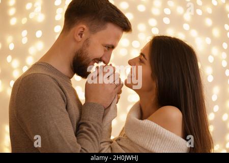 Deux gaies adorable doux tendre belle adorable mignon romantique marié époux et épouse regardant l'un à l'autre avec des lumières en arrière-plan Banque D'Images