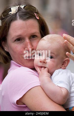 Maman avec bébé dans les bras Banque D'Images