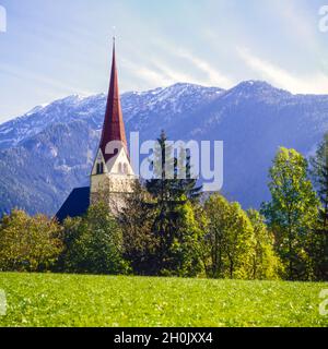 Eglise en face du paysage alpin, Autriche, Tyrol, Achenkirch Banque D'Images