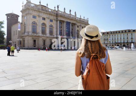 Le tourisme culturel en Europe.Vue arrière de la touriste féminine en visite à Turin, Italie. Banque D'Images