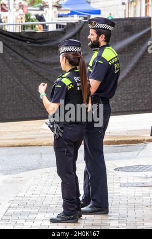 Tarragone, Espagne - 23 septembre 2021: Police municipale de catalunya (Guardia Urbana) sur l'uniforme maintenir l'ordre public dans les rues de Tarragone, ca Banque D'Images