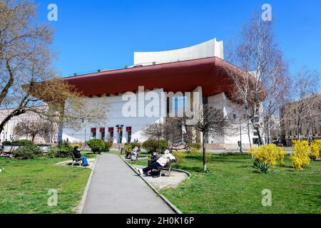 Bucarest, Roumanie, 27 mars 2021: Théâtre national (national de Teatrul) près de la place de l'Université (Piata Universitatii) dans le centre-ville dans un su Banque D'Images