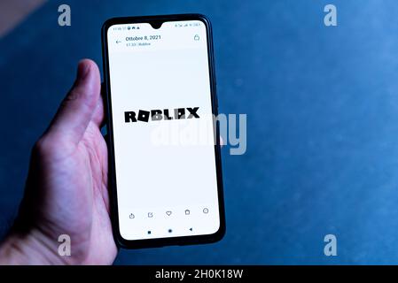 Barcelone, Espagne - 13 octobre 2021: L'application Roblox est vue à l'écran d'un téléphone portable tenir à la main.Roblox est une application de métaverse en ligne Banque D'Images