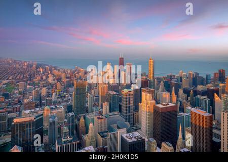 Vue aérienne du centre-ville de Chicago au coucher du soleil depuis le haut. Banque D'Images
