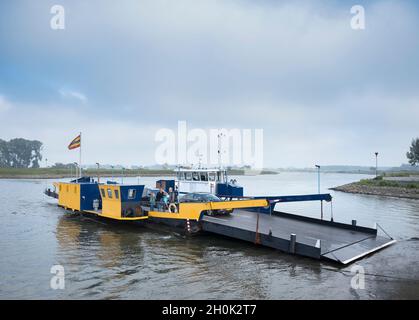 Ferry près d'Olst entre zwolle et deventer sur la rivière ijssel aux pays-bas Banque D'Images