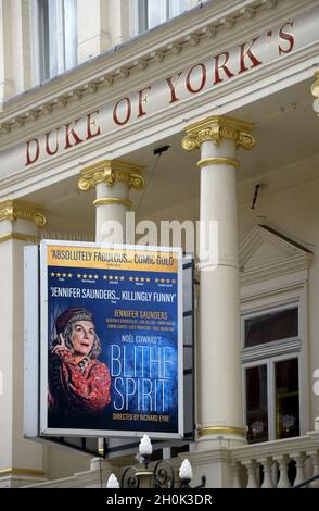 Londres, Angleterre, Royaume-Uni.« blithe Spirit » au Duke of York's Theatre (septembre 2021) Banque D'Images