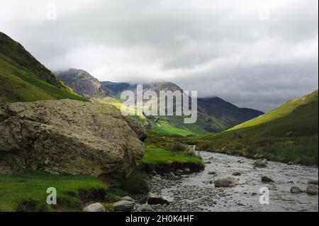 Nuages bas et brume sur Stile élevé et Pike rouge Banque D'Images