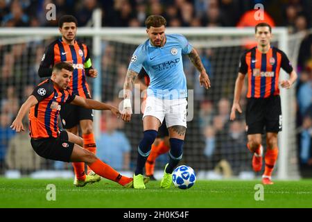 Le Kyle Walker de Manchester City évite un défi de la part des jeunes Moraes de Shakhtar Donetsk Banque D'Images