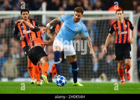 Le Kyle Walker de Manchester City évite un défi de la part des jeunes Moraes de Shakhtar Donetsk Banque D'Images