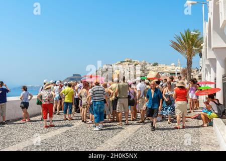 Groupe touristique lors d'une visite guidée de la ville principale de l'île de Thira.Santorin, Grèce Banque D'Images