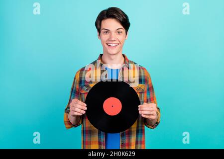 Photo de positif drôle dj Guy tenir disque vinyle omg réaction porter chemise à carreaux isolé couleur bleu-vert arrière-plan Banque D'Images