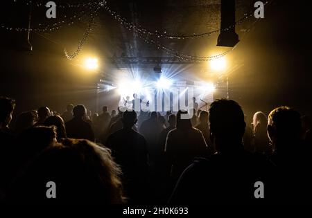 Prise de vue de la foule du Sad Boys Club qui se présente en direct aux Wedgewood Rooms, Portsmouth, Hampshire, Royaume-Uni, le 10 octobre 2021 Banque D'Images