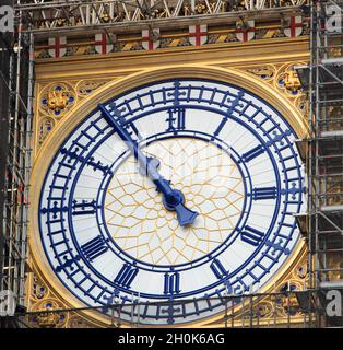 Gros plan sur le cadran de Big Ben récemment restauré.Restauré avec des mains et des chiffres bleus.Il sera terminé en 2022 Banque D'Images