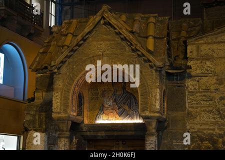 ATHÈNES, GRÈCE - 10 septembre 2021 : Grèce, Athènes, une mosaïque de la Vierge et de l'enfant au portique sud, l'église de Panagia Kapnikarea Banque D'Images