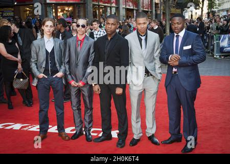 Alex Esmail, Simon Howard, John Boyega, Franz Drameh et Leeon Jones assistent à la première britannique de 'Attack the Block' à vue West End, Leicester Square, Londres, le 4 mai 2011 Banque D'Images