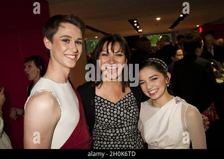 Lorraine Kelly et les danseurs du Ballet du Nord Joshua Barwick et Rachel Gillespie assistent à la soirée d'ouverture de Cleopatra du Ballet du Nord à Sadler's Wells, Londres, le 17 mai 2011. Banque D'Images