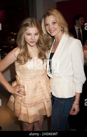 Chloe Moretz et Natalie Dorma assistent à la soirée d'ouverture de Cleopatra du Ballet du Nord à Sadler's Wells, Londres, le 17 mai 2011. Banque D'Images