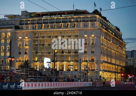 ATHÈNES, GRÈCE - 10 septembre 2021 : Grèce, Athènes, une vue sur l'Hôtel Grande Bretagne dans la soirée Banque D'Images