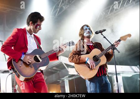 Mark Ronson et Dave McKay (zutons) exécutent 'Valerie' en l'honneur d'Amy Whinehouse au Camp Berestival, Château de Lulworth, Dorset, 30 juillet 2011. Banque D'Images