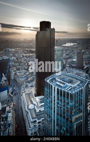 Vue générale sur la ville de Londres, y compris la Tour 42, photographiée depuis le 39e étage de la Tour Heron, Londres, le 12 janvier 2012. Banque D'Images