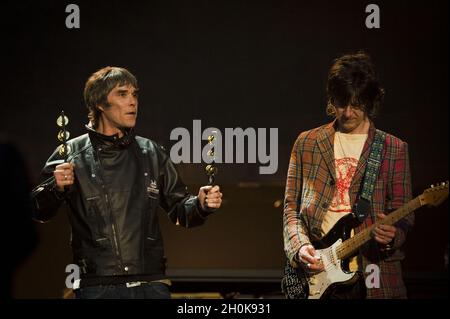 Ian Brown et John Squre de la Stone Roses se produire sur scène à Heaton Park, ***USAGE ÉDITORIAL SEULEMENT STRICTEMENT AUCUN MERCHANDISING*** Banque D'Images