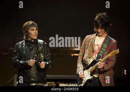 Ian Brown et John Squre de la Stone Roses se produire sur scène à Heaton Park, ***USAGE ÉDITORIAL SEULEMENT STRICTEMENT AUCUN MERCHANDISING*** Banque D'Images