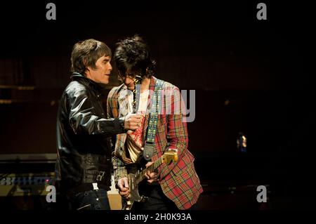 Ian Brown et John Squre de la Stone Roses se produire sur scène à Heaton Park, ***USAGE ÉDITORIAL SEULEMENT STRICTEMENT AUCUN MERCHANDISING*** Banque D'Images