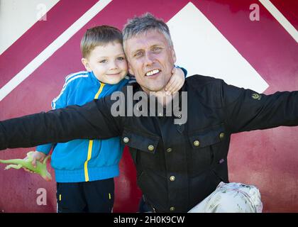 Mark Berry aka Bez des Happy Mondays et son Leo Berry au Camp Besal 2012, Château de Lulworth - Dorset Banque D'Images