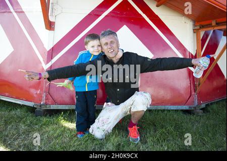 Mark Berry aka Bez des Happy Mondays et son Leo Berry au Camp Besal 2012, Château de Lulworth - Dorset Banque D'Images