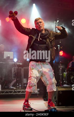 Mark Berry aka Bez des Happy Mondays se produit sur scène au Camp Besal 2012, Château de Lulworth - Dorset Banque D'Images