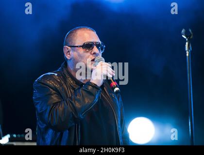 Shaun Ryder des Happy Mondays se produit sur scène au Camp Bestival 2012, Château de Lulworth - Dorset Banque D'Images