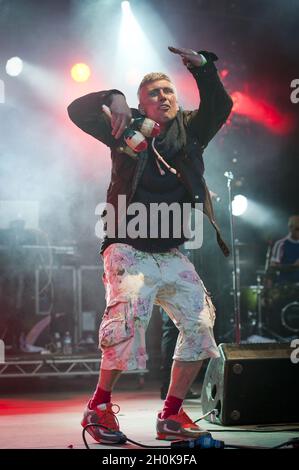 Mark Berry aka Bez des Happy Mondays se produit sur scène au Camp Besal 2012, Château de Lulworth - Dorset Banque D'Images