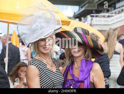 Racegoers au glorieux Goodwood 2012, Hippodrome de Goodwood, Chichester. Banque D'Images