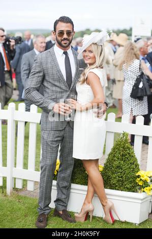 Racegoers au glorieux Goodwood 2012, Hippodrome de Goodwood, Chichester. Banque D'Images