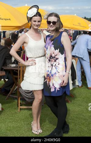 Racegoers au glorieux Goodwood 2012, Hippodrome de Goodwood, Chichester. Banque D'Images