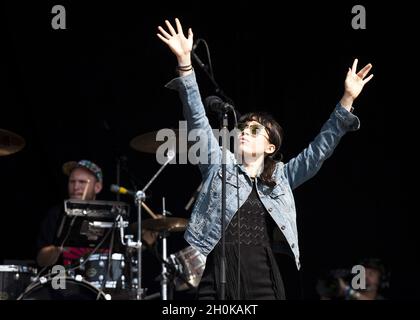 Yukimi Nagano de Little Dragon se produit en direct sur scène à Bestival 2012 Banque D'Images