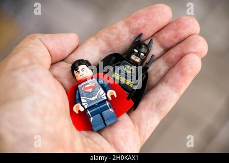 Tambov, Fédération de Russie - 28 mai 2021 Lego Superman et Batman Minifigures en personne main.Concentrez-vous sur un Batman. Banque D'Images