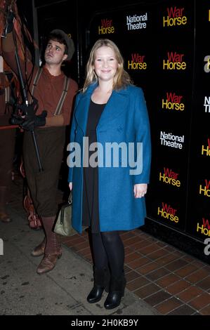 Joanna page arrive au spectacle du 5e anniversaire de Warhorse au National Theatre - Londres Banque D'Images