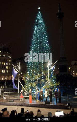 Vue générale de l'arbre de Noël avec ses lumières allumées à Trafalgar Square, Londres. Banque D'Images