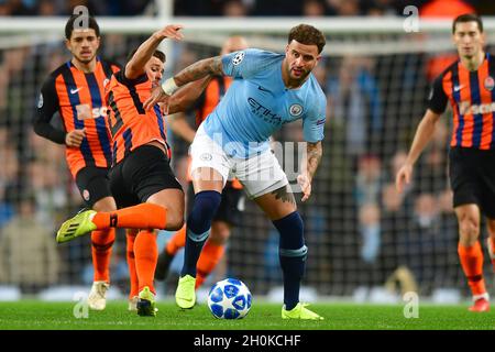 Le Kyle Walker de Manchester City évite un défi de la part des jeunes Moraes de Shakhtar Donetsk Banque D'Images