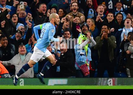 David Silva de Manchester City célèbre le premier but de son camp du jeu Banque D'Images