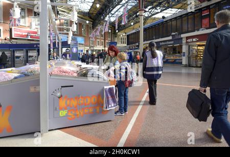 Londres, Angleterre, Royaume-Uni.Kingdon of Sweets pick 'n' mix à Victoria Station Banque D'Images