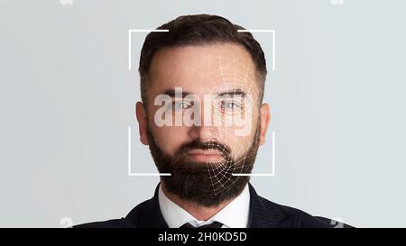 Homme plein de confiance avec barbe, double exposition avec authentification pour le déverrouillage, protection des données Banque D'Images
