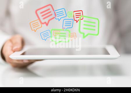 Rendu 3D des icônes d'e-mail colorées flottant sur une tablette - concept de communication Banque D'Images